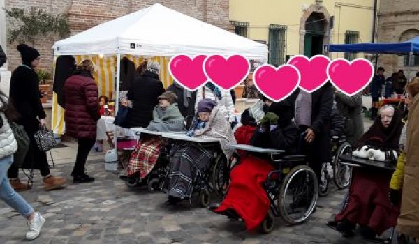 ALCUNI OSPITI DELLA CRA DI SAVIGNANO IN GITA ALLA FIERA DI SANTA LUCIA